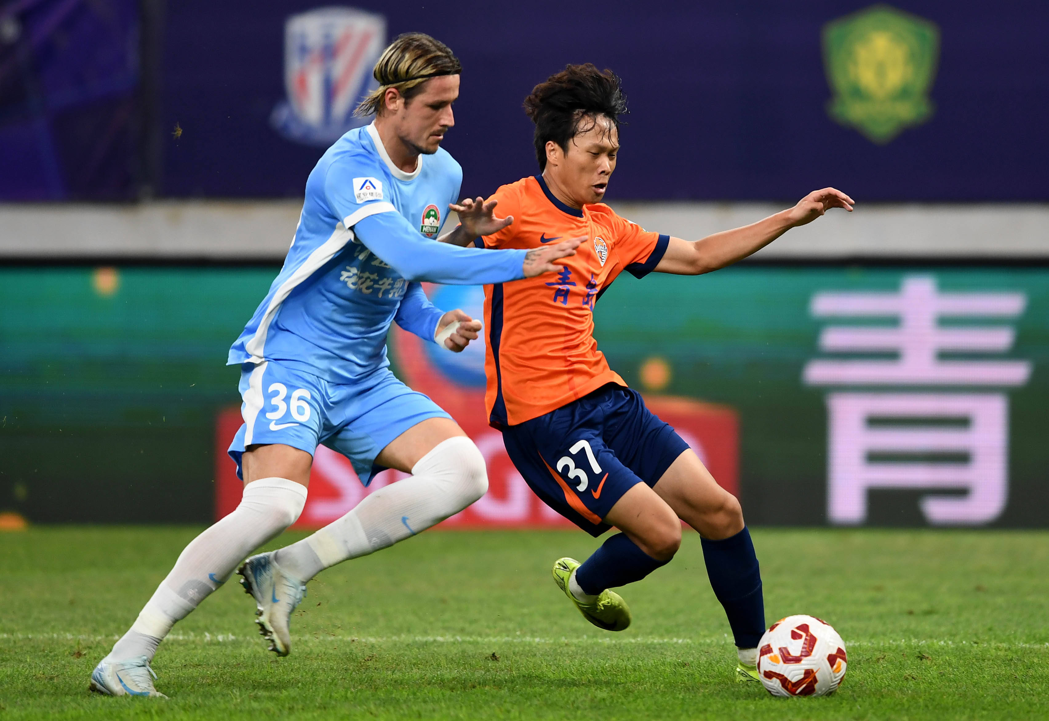 新卡牌大师？皇马本场主裁金特罗本赛季8场西甲出示8红44黄（卡牌大师驾到？执法皇马之战的金特罗本季8场西甲出示44黄8红）