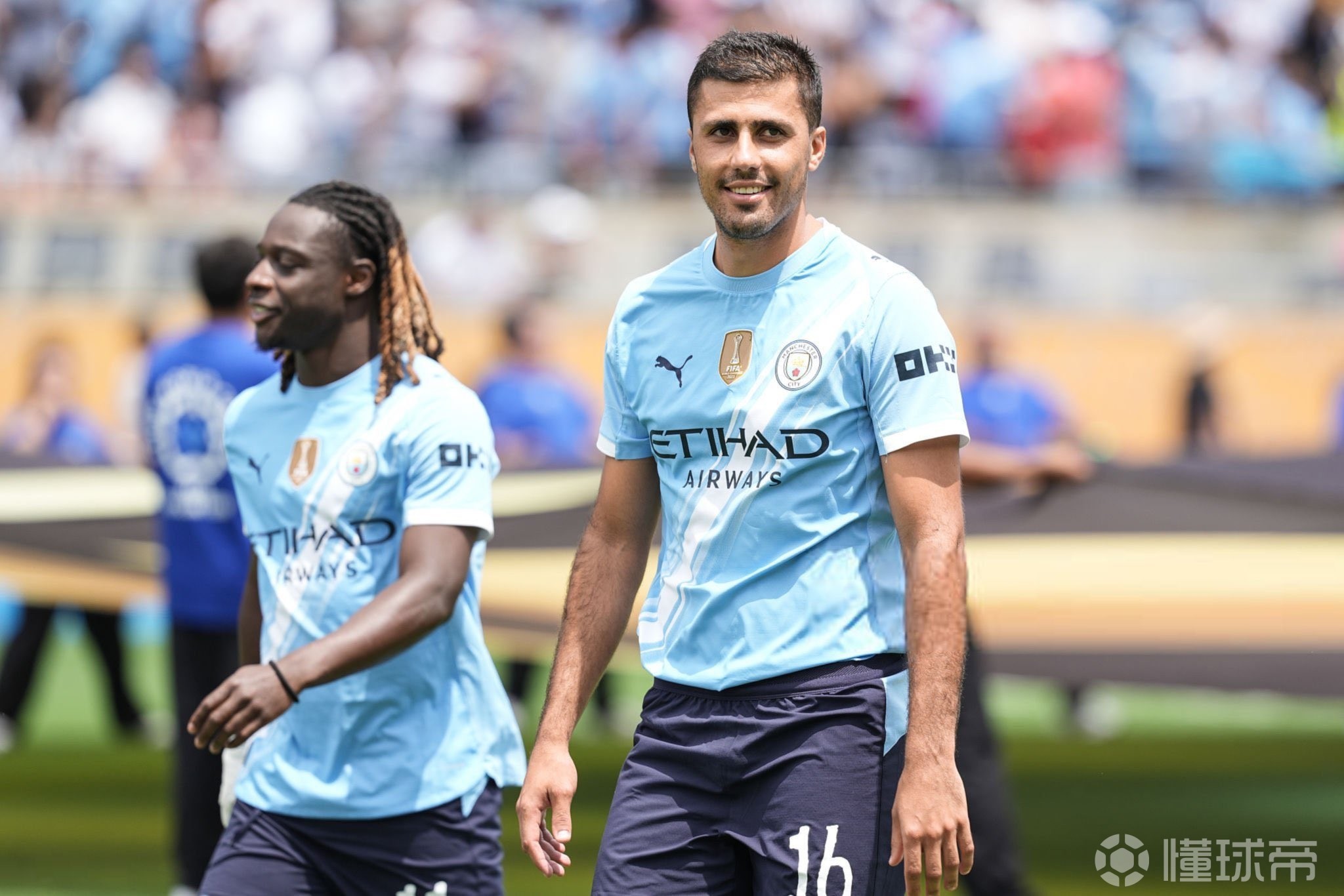 普拉蒂尼等尤文传奇与一线队见面，并参观海瑟尔惨案纪念碑