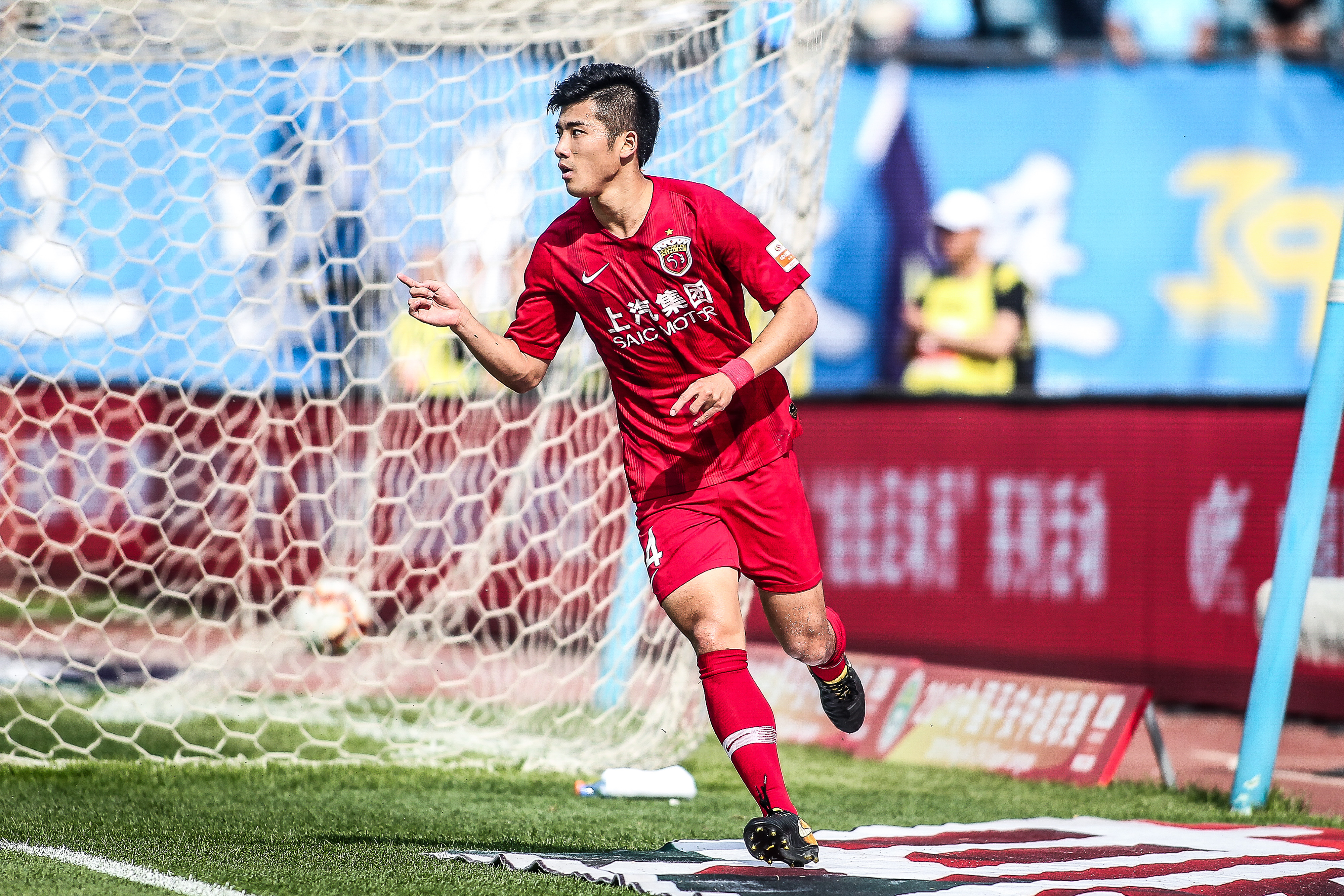 中国乒乓球队在关键战中被法国新星勒布伦逆转，展现技术与心理博弈，国乒面临严峻挑战。