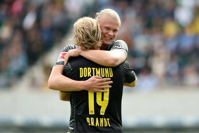 曼联英超14轮1-1战平西汉姆联，近5轮仅胜1场，阿莫林执教遇质疑，防守问题突出。（英超第14轮曼联1-1西汉姆，近五轮仅一胜，阿莫林执教受质疑，防线隐患凸显）