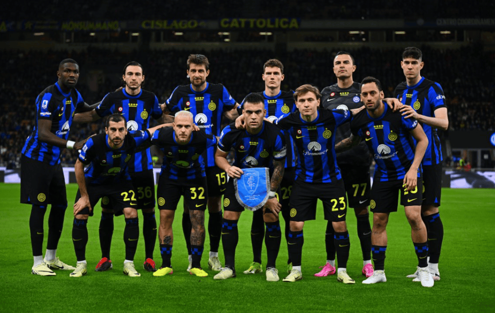 一斯佩齐亚球迷掉进看台和球场之间的沟里，被送进重症监护室