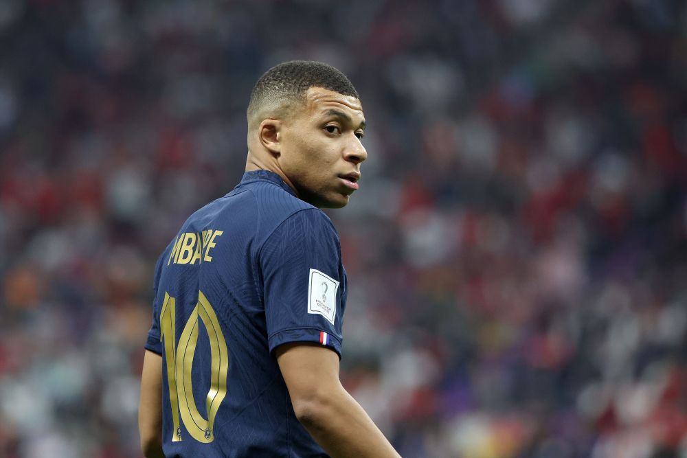 极速飞驰！25岁哈兰德狂轰英超百球，即将超越德罗巴和C罗（风驰电掣！25岁哈兰德英超进球破百，逼近德罗巴与C罗纪录）