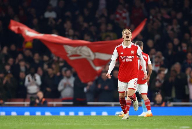 单场打入两粒头球，孔德是欧冠改制以来巴萨球员第一人（孔德单场梅开二度皆为头球，创欧冠改制后巴萨队史首例）