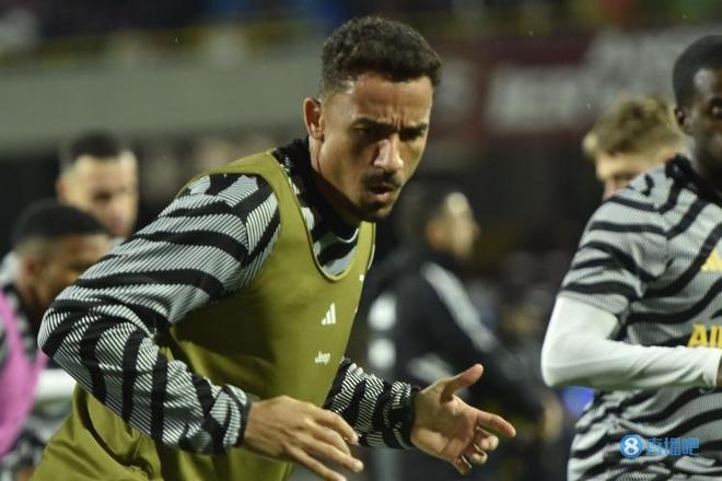 不服！弗兰克：不理解西蒙斯为何改判红牌，也不理解罗梅罗吃第二张黄牌（弗兰克质疑判罚：不理解西蒙斯改判红牌，同样不解罗梅罗吃到第二张黄牌）